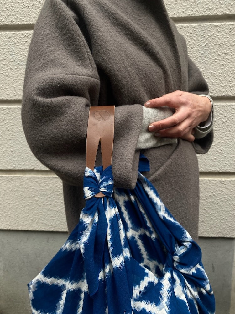 Knotentasche & Ledergriff – Ikat Blue